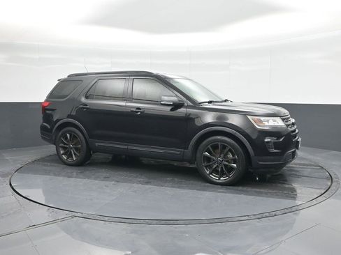 Used 2018 Ford Explorer XLT w/ Equipment Group 202A image 11