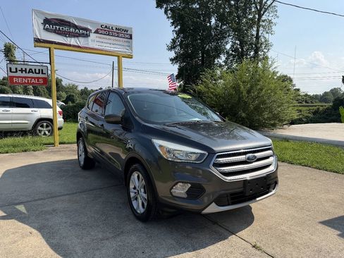 Used 2017 Ford Escape SE FWD image 3