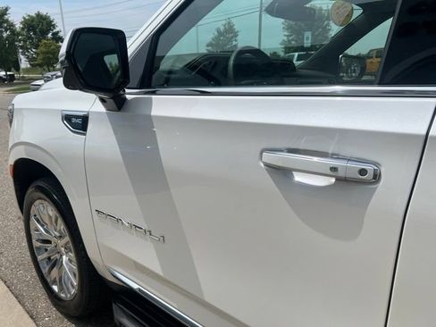 Used 2024 GMC Yukon Denali AWD/4WD image 9