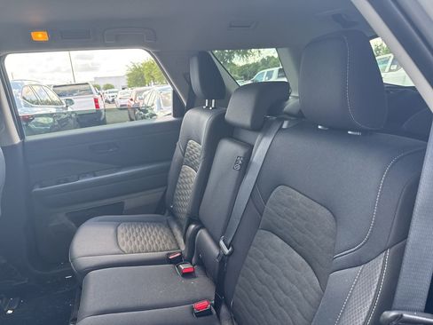 Used 2025 Nissan Pathfinder SV FWD image 9