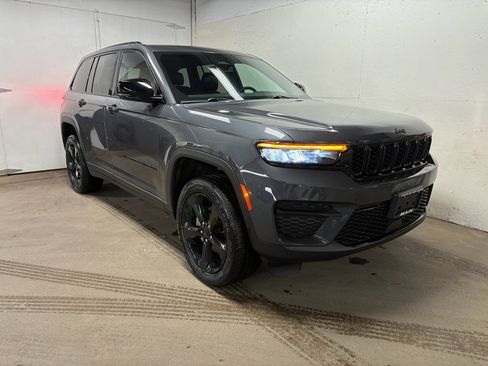 Used 2024 Jeep Grand Cherokee Altitude AWD/4WD image 1