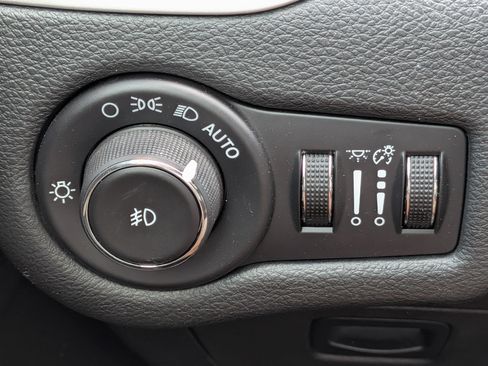 Used 2015 Jeep Cherokee Latitude FWD image 22