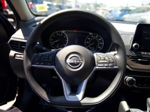 Used 2025 Nissan Altima 2.5 SV FWD image 13