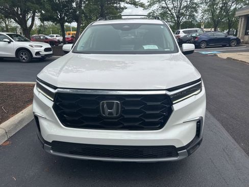 Used 2025 Honda Pilot Touring image 4