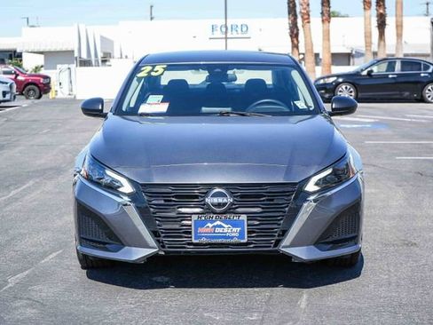 Used 2025 Nissan Altima 2.5 SV FWD image 2
