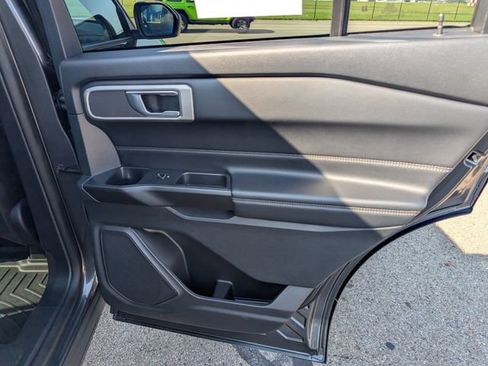 Used 2020 Ford Explorer XLT w/ Equipment Group 202A AWD/4WD image 8