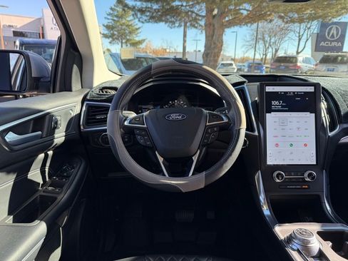Used 2023 Ford Edge Titanium image 2