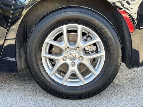 Used 2024 Chrysler Pacifica Touring-L FWD image 11