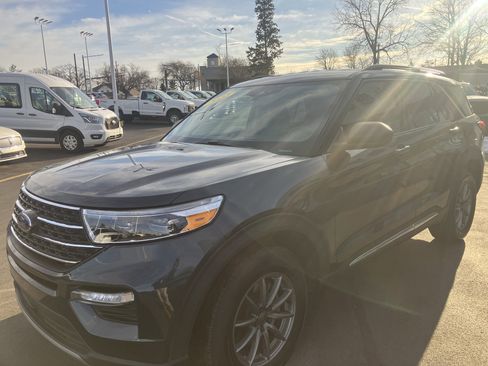 Used 2022 Ford Explorer XLT w/ Equipment Group 202A image 3
