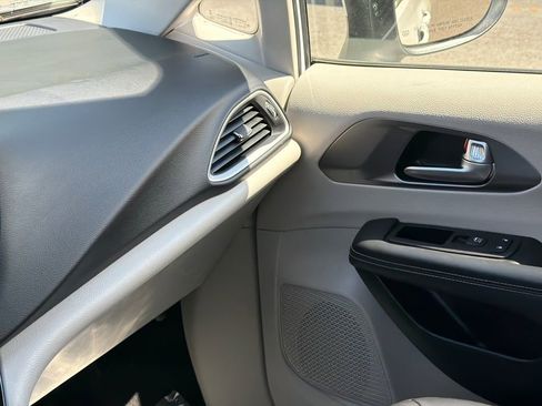 Used 2023 Chrysler Pacifica Touring-L FWD image 32