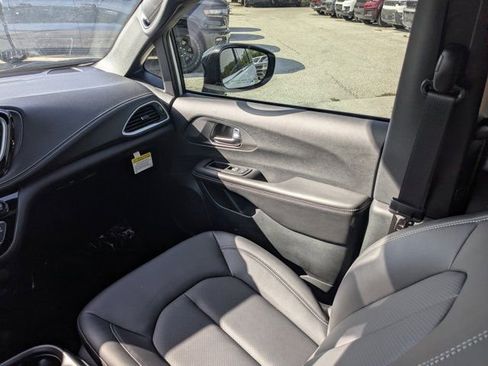 New 2026 Chrysler Pacifica Select image 18