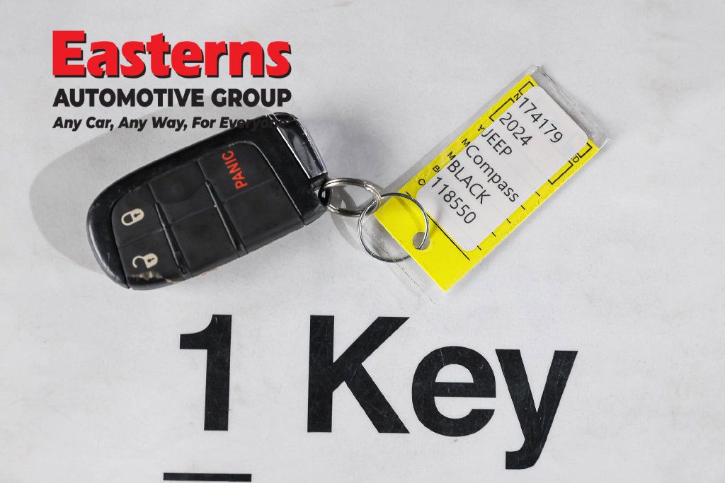 Used 2024 Jeep Compass Latitude AWD/4WD image 26