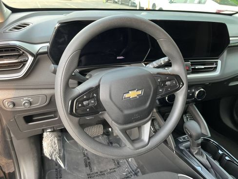 Used 2025 Chevrolet TrailBlazer LT FWD image 42