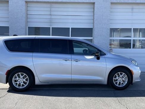 Used 2024 Chrysler Pacifica Touring-L image 1