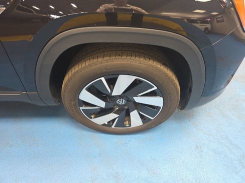 Used 2025 Volkswagen Atlas Cross Sport SE FWD image 4