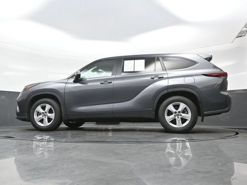 Used 2024 Toyota Highlander LE AWD/4WD image 30