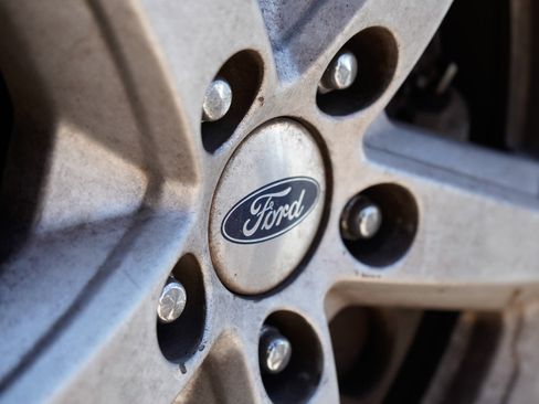 Used 2016 Ford Explorer XLT w/ Equipment Group 201A AWD/4WD image 13