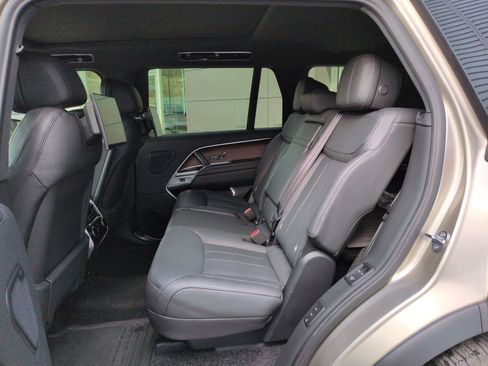 Used 2024 Land Rover Range Rover Long Wheelbase SE image 27