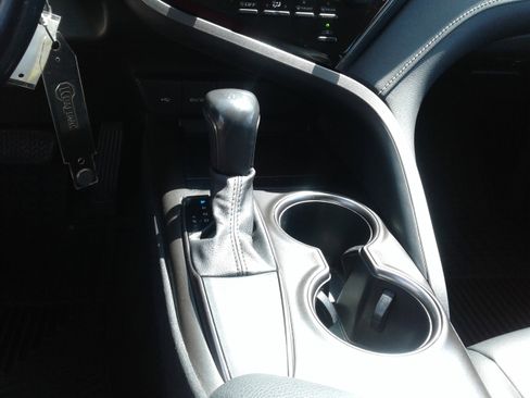 Used 2021 Toyota Camry SE FWD image 16