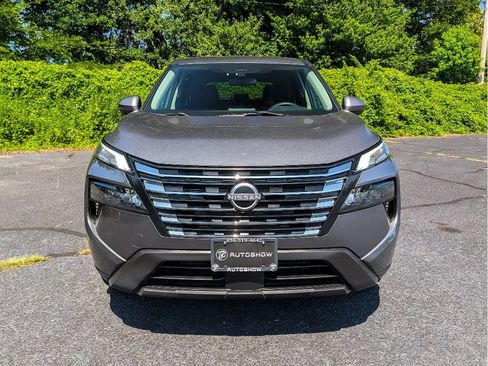 Used 2024 Nissan Rogue SV FWD image 2