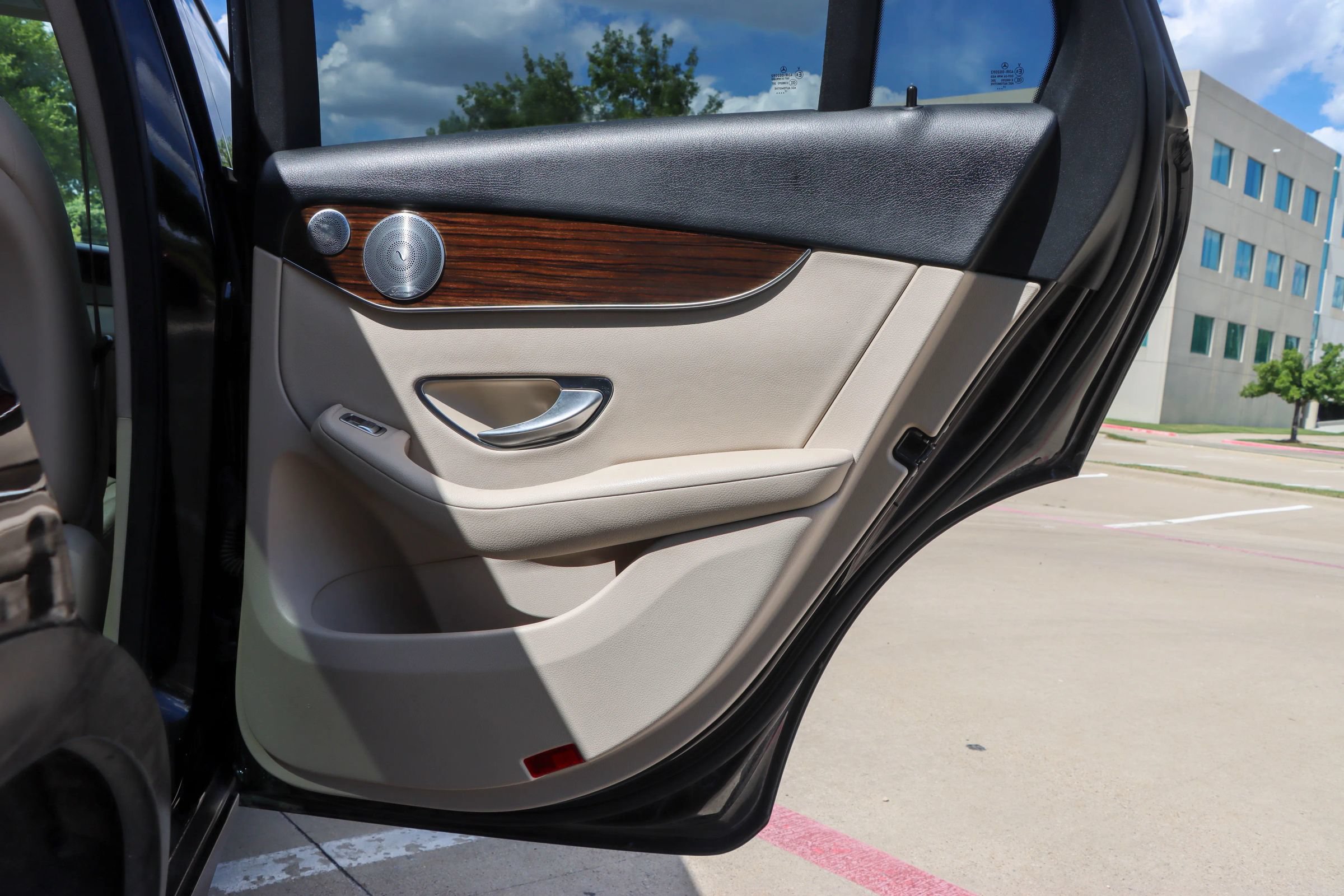 Used 2018 Mercedes-Benz GLC 300 4MATIC w/ Multimedia Package image 11