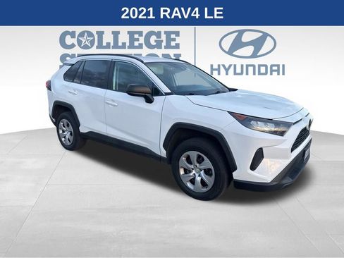 Used 2021 Toyota RAV4 LE image 1