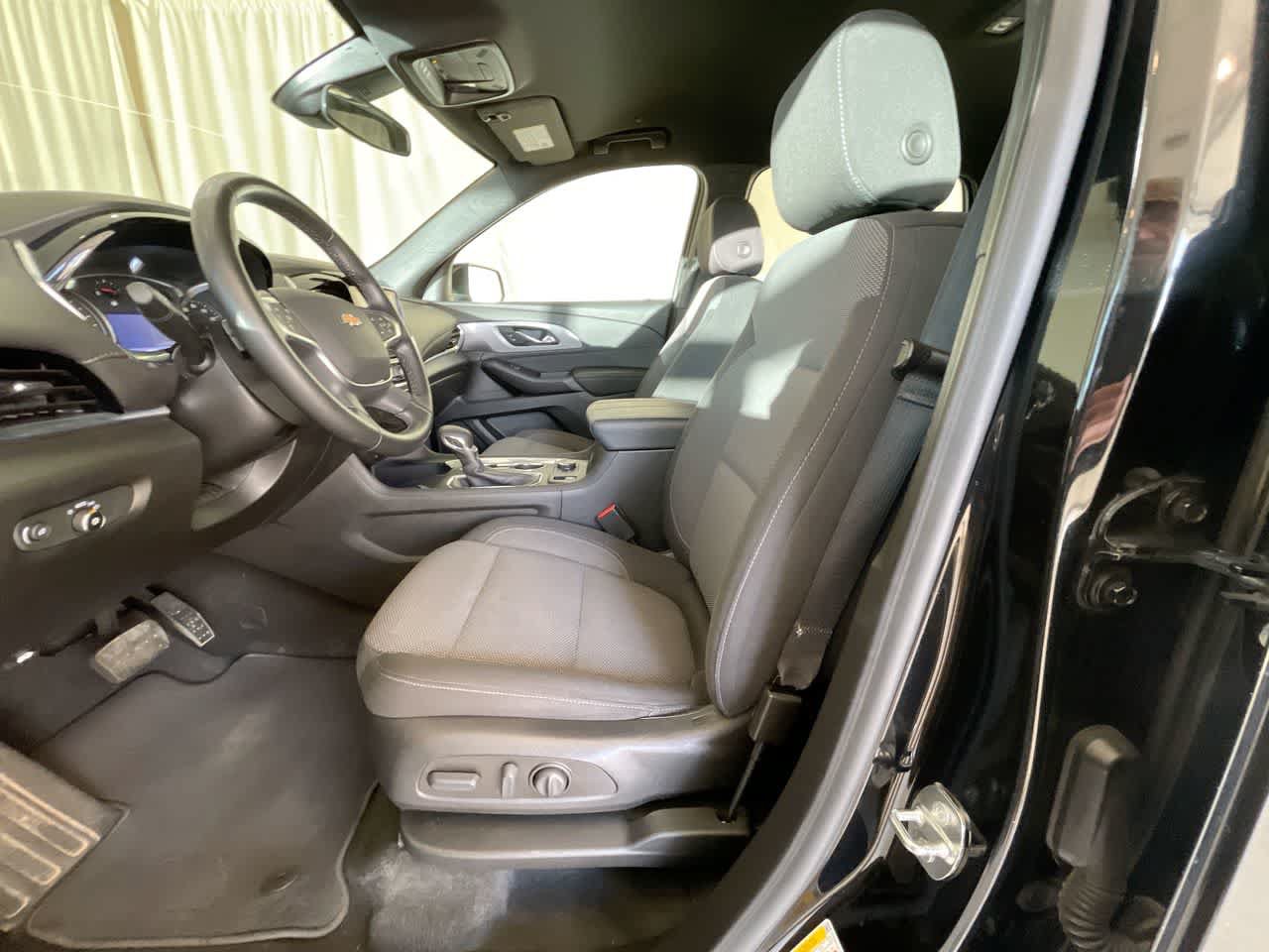 Used 2023 Chevrolet Traverse LT AWD/4WD image 11