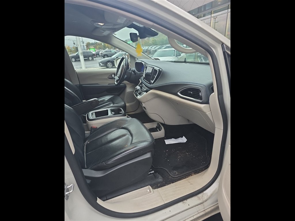Used 2021 Chrysler Pacifica Touring-L FWD image 28