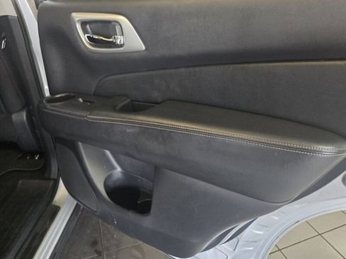 Used 2019 Nissan Pathfinder SV AWD/4WD image 18