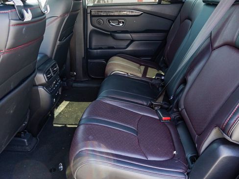 Used 2025 Honda Pilot Black Edition image 19