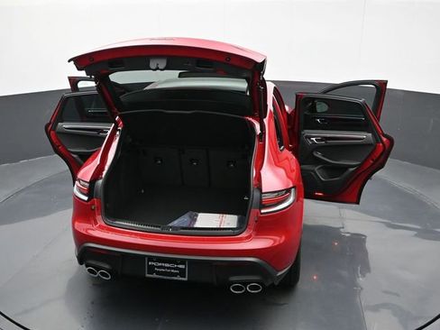Certified 2025 Porsche Macan AWD/4WD image 24