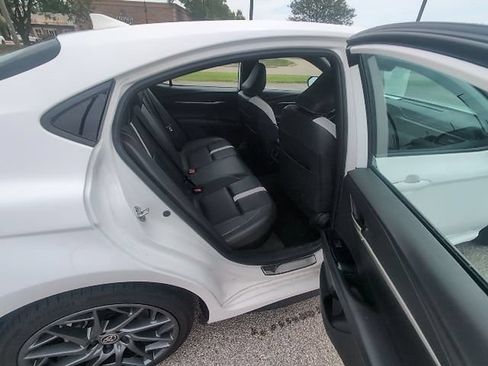 Used 2025 Toyota Camry SE w/ Convenience Package FWD image 5