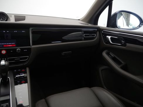 Certified 2023 Porsche Macan AWD/4WD image 31