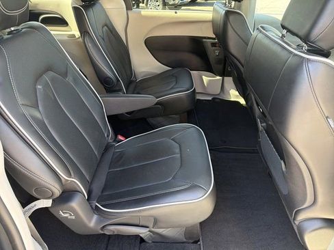 Used 2024 Chrysler Pacifica Limited FWD image 19