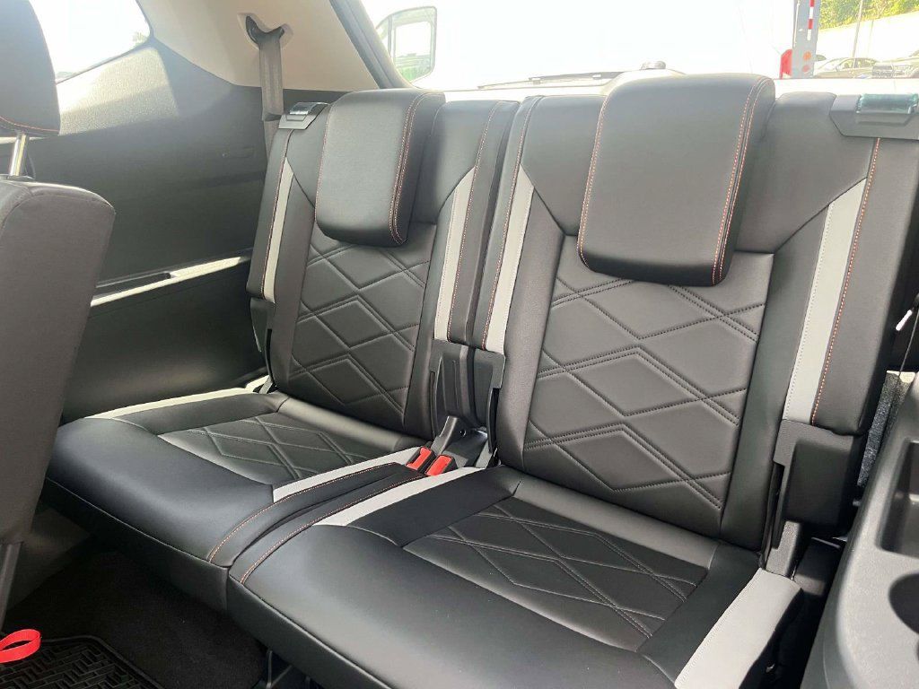 Used 2024 Volkswagen Atlas Peak Edition SE AWD/4WD image 17