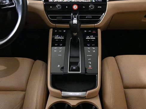 Certified 2024 Porsche Macan image 17