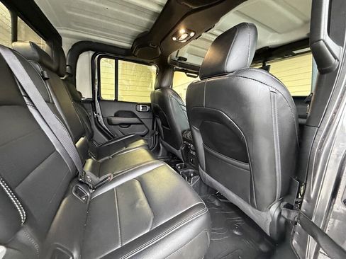 Used 2020 Jeep Gladiator Overland AWD/4WD image 13