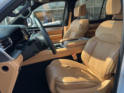 Used 2023 Jeep Grand Wagoneer Series III AWD/4WD image 9