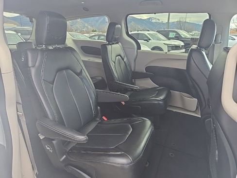 Used 2024 Chrysler Pacifica Touring-L image 26