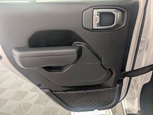 Used 2023 Jeep Gladiator Willys AWD/4WD image 25