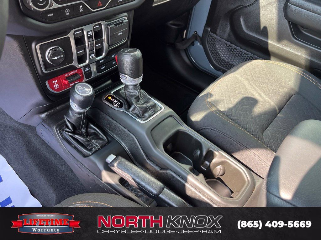Used 2025 Jeep Gladiator Mojave w/ Convenience Group AWD/4WD image 11