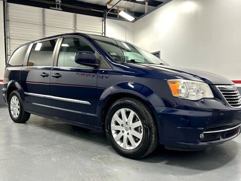 Used 2013 Chrysler Town & Country Touring image 12