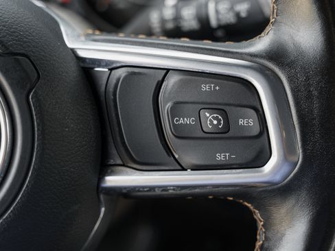 Used 2022 Jeep Wrangler Unlimited Sahara AWD/4WD image 19