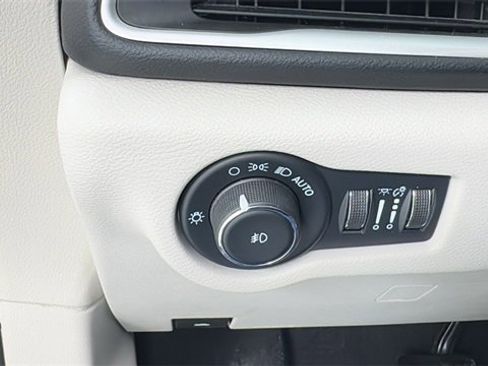 Used 2023 Chrysler Pacifica Touring-L image 36