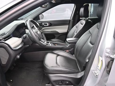 Used 2025 Jeep Compass Limited AWD/4WD image 19