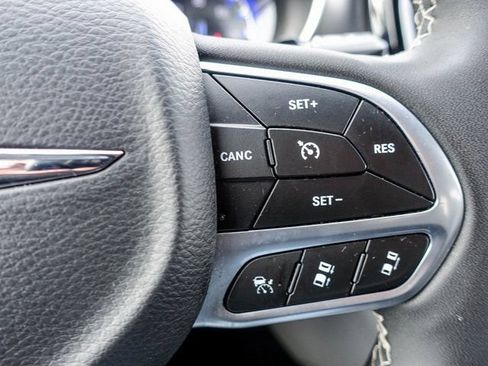 Used 2023 Chrysler Pacifica Touring-L FWD image 27
