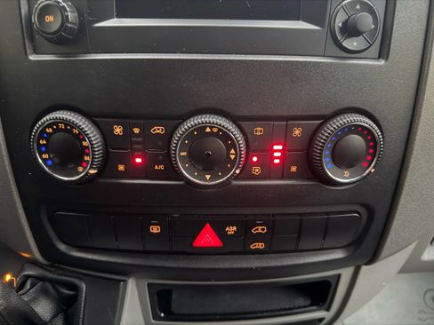 Used 2015 Mercedes-Benz Sprinter 2500 image 17