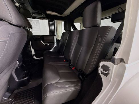 Used 2014 Jeep Wrangler Unlimited Sahara image 23