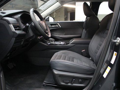 New 2025 Mitsubishi Outlander SE image 6