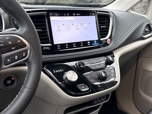 Used 2023 Chrysler Pacifica Touring-L image 14